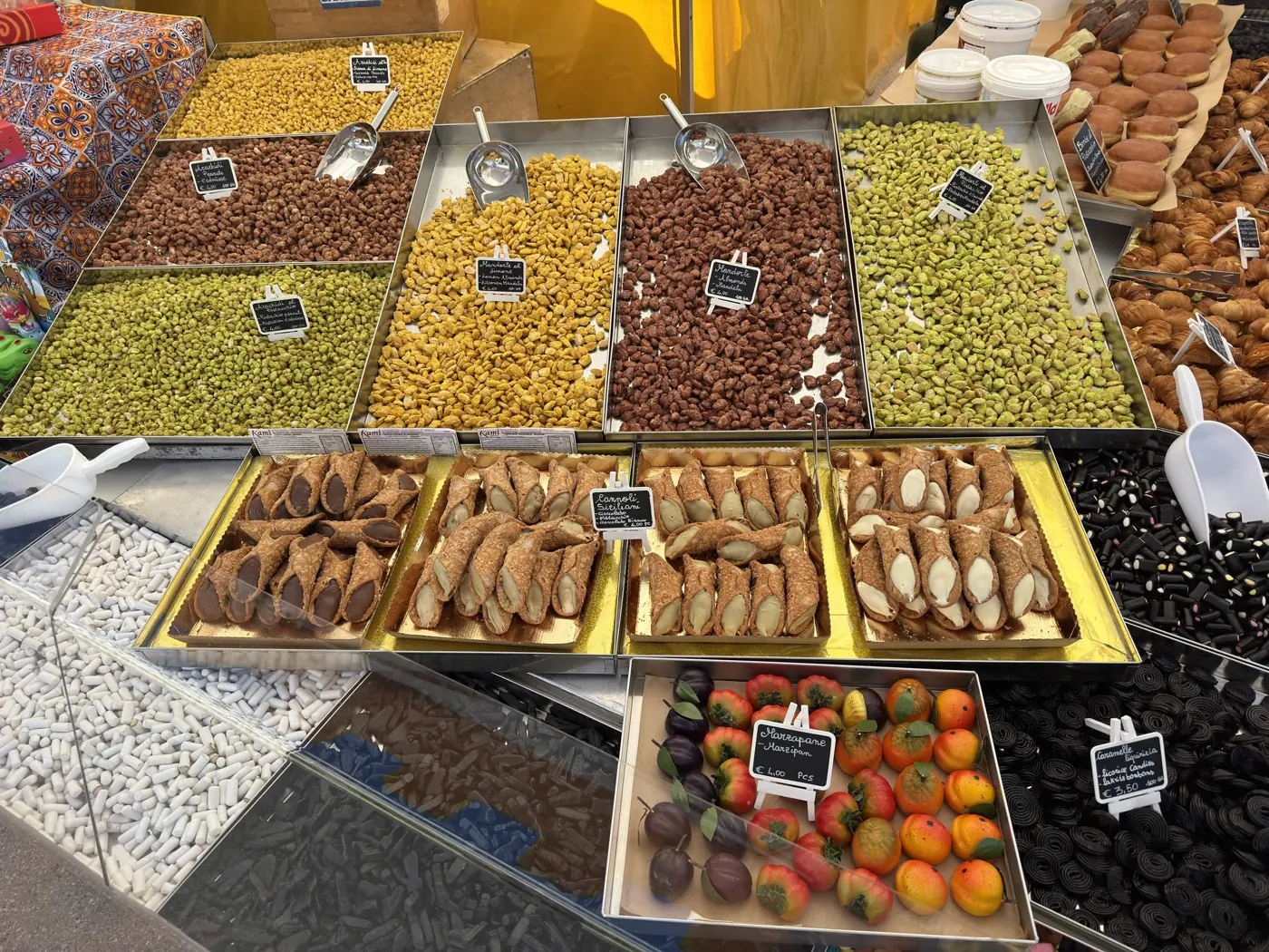 Cannoli siciliani, frutta martorana e frutta secca nelle vaschette del banco
